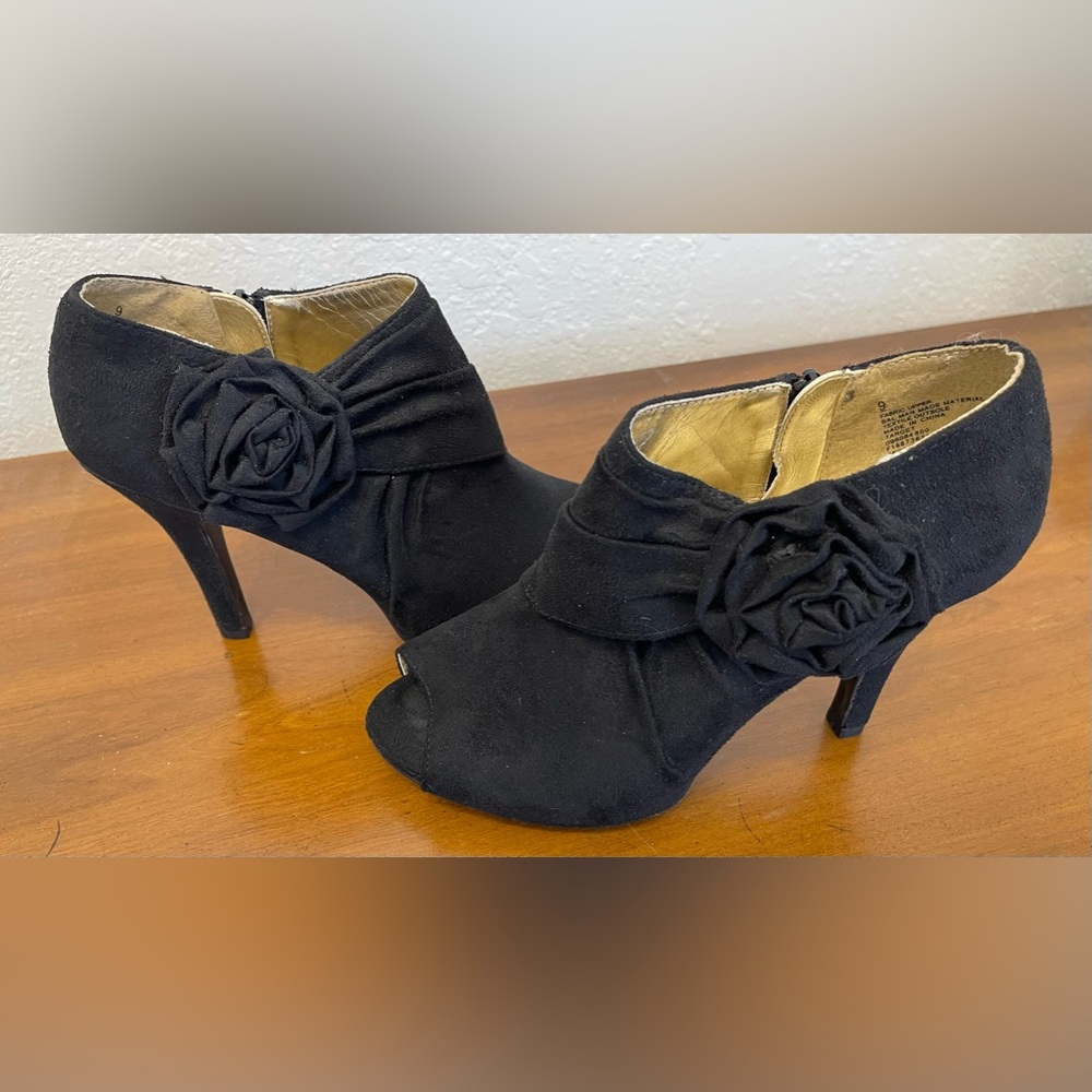MOSSIMO FOR TARGET FAUX SUEDE PEEP TOE HEELS IN BLACK W/ FLOWER DETAIL SIZE 9